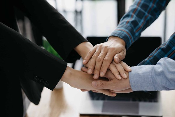 Quels exercices de coordination bilatérale sont essentiels pour les joueurs de tennis en double?